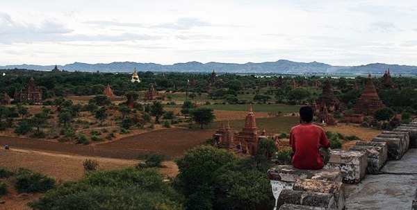 Ensimismado observando absorto la planicie de Bagan