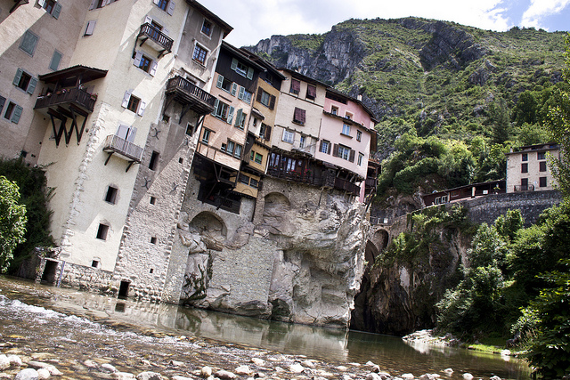 Un pueblo con casas colgadas en las rocas, en - 101 Lugares increíbles