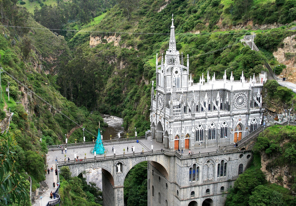 Una iglesia sobre un puente en un cañón, en Colombia - 101 Lugares  increíbles