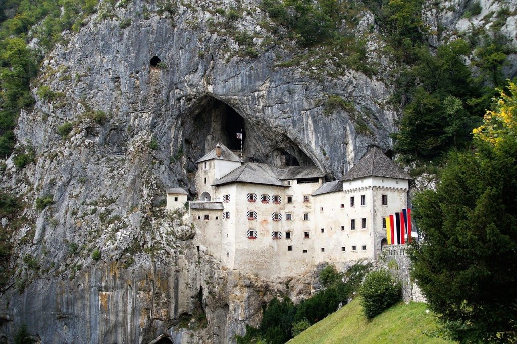 como llegar al castillo Predjama en Eslovenia
